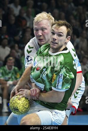 Handball, Daikin HBL, Fuechse Berlin, SC Magdeburg, f.l.Magnus Saugstrup (SC Magdeburg 23), Mathias Gidsel (Fuechse Berlin 19), Duell, Kampf, Tackle BE Stockfoto