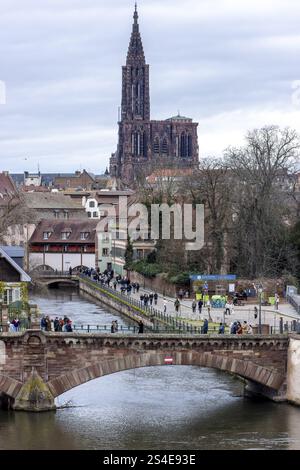 Die Brücke Ponts Couverts de Straßburg auf dem Fluss Ili, zwischen den 4 Türmen und im Hintergrund die imposante hochgotische Kathedrale Notre Dame de Stockfoto