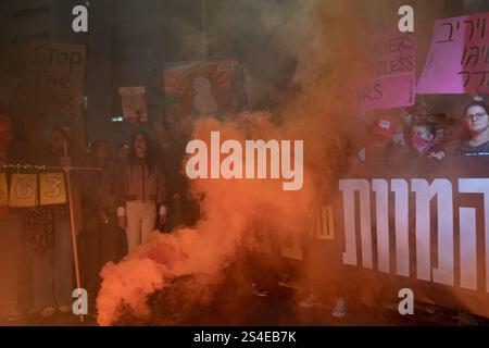 Tel Aviv, Tel Aviv, Israel. Januar 2025. DEMONSTRANTEN VERSAMMELN SICH IN TEL AVIV, UM EINEN SOFORTIGEN WAFFENSTILLSTAND UND EINEN GEISELVERTRAG ZU FORDERN. (Kreditbild: © Gaby Schuetze/ZUMA Press Wire) NUR REDAKTIONELLE VERWENDUNG! Nicht für kommerzielle ZWECKE! Quelle: ZUMA Press, Inc./Alamy Live News Stockfoto