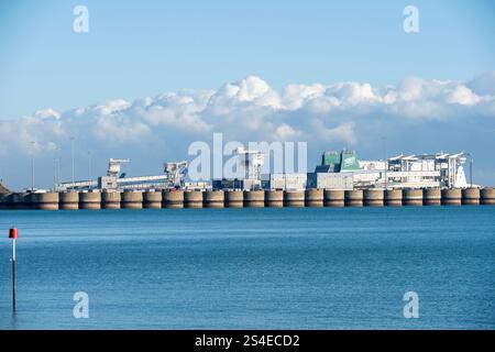 London, Großbritannien. Januar 2025. Die Seite des Fährschiffes legt im Hafen von Dover an. Der Hafen von Dover ist ein Kreuzfahrtterminal und eine Kanalfähre in Dover, Kent. Er ist der nächstgelegene englische Hafen zu Frankreich und einer der am stärksten frequentierten Passagierhäfen der Welt. Die Entfernung zwischen dem Hafen von Dover im Vereinigten Königreich und dem Hafen von Calais in Frankreich beträgt 27 Seemeilen (etwa 50 km). (Foto: Krisztian Elek/SOPA Images/SIPA USA) Credit: SIPA USA/Alamy Live News Stockfoto