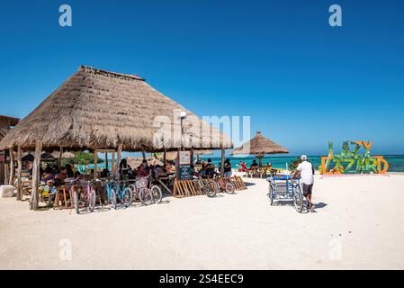 Caye Caulker, Belize: Fahrradparkplatz an der Lazy Lizard Bar und Restaurant im Split on Caye Caulker, Belize. Stockfoto