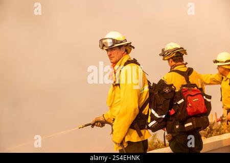 Los Angeles, Kalifornien, USA. Januar 2025. Feuerwehrmänner schützen im Stadtteil Mandeville Canyon in der Gegend von Brentwood in Los Angeles, Kalifornien (Credit Image: © Jill Connelly/ZUMA Press Wire) NUR REDAKTIONELLE VERWENDUNG! Nicht für kommerzielle ZWECKE! Stockfoto