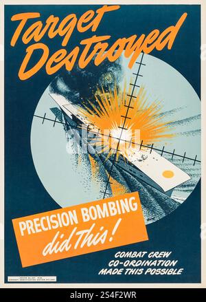 Propaganda-Poster des Zweiten Weltkriegs (U.S. Government Printing Office, 1942) „Target Destroyed - Precision Bombing did this“ (Ziel zerstört - Präzisionsbombing tat dies) – Schiff wird bombardiert Stockfoto