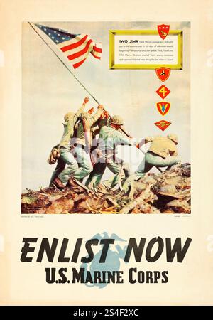 Amerikanisches Propaganda-Poster des Zweiten Weltkriegs (U.S. Government Printing Office, 1945). Poster zur Rekrutierung der US-Marines – „jetzt anmelden“, Tom Lovell Artwork. Die berühmte Flagge, die am 19. Februar 1945 auf Iwo Jima hisst (Foto Joe Rosenthal) Stockfoto