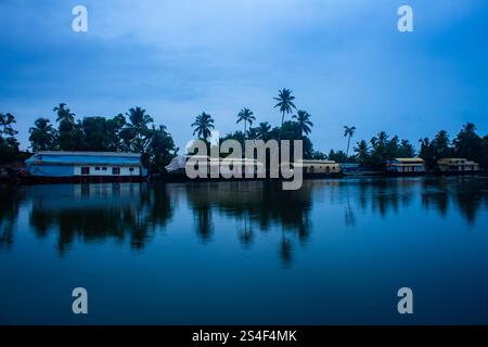 Alleppey, Kerala, Indien – 16. Mai 2024: Hausboote, die entlang der Alappuzha-Backwaters im indischen Bundesstaat Kerala stationiert sind. Wird als Venedig von bezeichnet Stockfoto