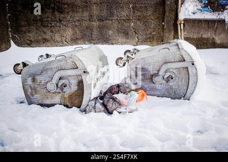 Umgekippte Müllcontainer während des starken und schneereichen Winters Stockfoto