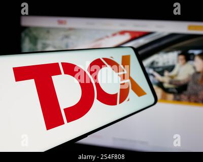 Deutschland. Oktober 2024. In dieser Abbildung ist ein Smartphone mit dem Logo des singapurischen Customer Experience Unternehmens TDCX auf dem Bildschirm vor der Business-Website zu sehen. Quelle: SOPA Images Limited/Alamy Live News Stockfoto