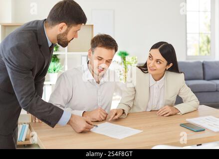 Geschäftsleute, die im Büro über ein neues Projekt diskutieren, einen Vertrag unterzeichnen und einen Deal abschließen Stockfoto