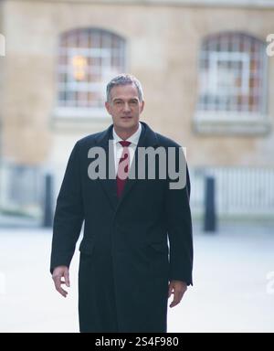 London UK 10. Januar 2025. RT Hon Peter Kyle MP, Secretary of State for Science, Innovation and Technology, kommt zur BBC, um dort Bridget Catterall / AlamyLiveNews zu interviewen Stockfoto