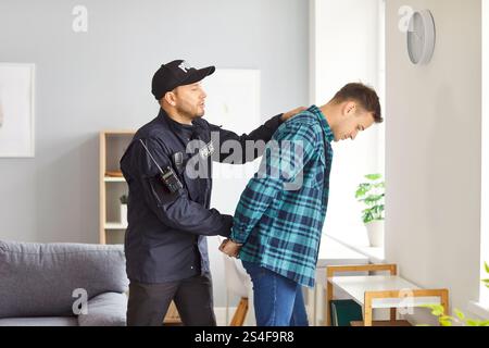 Polizist Verhaftet Männlichen Verdächtigen Und Legt Handschellen An Stockfoto