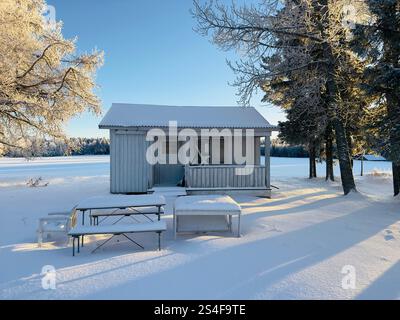 Winterlandschaft in Nordschweden und eine kleine Hütte Stockfoto