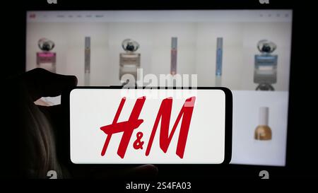 Deutschland. Oktober 2024. In dieser Abbildung hält eine Person ein Mobiltelefon mit dem Logo des schwedischen Modeunternehmens H and M (H&M) auf dem Bildschirm vor der Business-Website. (Credit Image: © Timon Schneider/SOPA Images via ZUMA Press Wire) NUR REDAKTIONELLE VERWENDUNG! Nicht für kommerzielle ZWECKE! Stockfoto