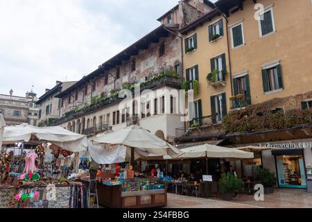 VERONA, ITALIEN - 23. OKTOBER 2024: Ein pulsierender Markt auf der Piazza delle Erbe, dem historischen Marktplatz in Verona, Italien, mit farbenfrohen Gebäuden, die sich entlang der Piazza delle Erbe befinden Stockfoto