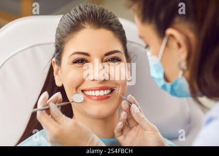 Perfektes weißes Lächeln nach aufhellender zahnärztlicher Behandlung mit Ergebnis, Stomatologie Stockfoto