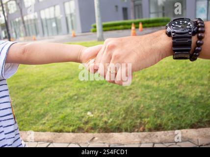 Asiatisches Baby Hände auf Vaterhand Stockfoto