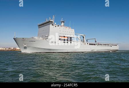 RFA Largs Bay (L3006), ein Landing Ship Dock (LSDA), das von der Royal Fleet Auxiliary betrieben wird. Stockfoto