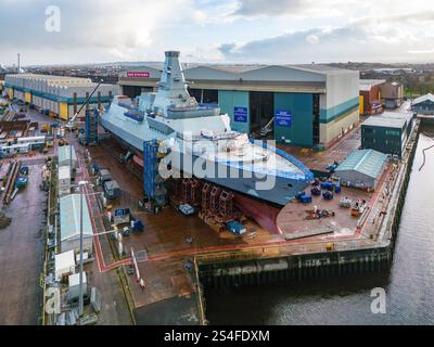 Luftaufnahme der zukünftigen HMS Glasgow (F88) im Bau auf der BAE Systems Werft in Govan, Glasgow. Stockfoto