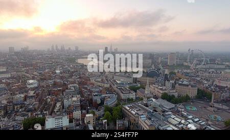 Atemberaubende Luftaufnahmen der Londoner Skyline bei Sonnenaufgang mit der Themse, dem London Eye und berühmten Wahrzeichen. Perfekt für Städtereise und Reisen Stockfoto