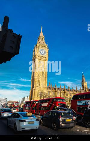 Ein Panoramablick auf die Westminster Bridge, Big Ben und den Palast von Westminster, mit der Themse im Vordergrund Stockfoto