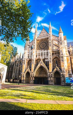 Ein detaillierter Blick auf die prächtige Westminster Abbey in London mit seiner komplexen gotischen Architektur umgeben von üppigem Grün. Stockfoto