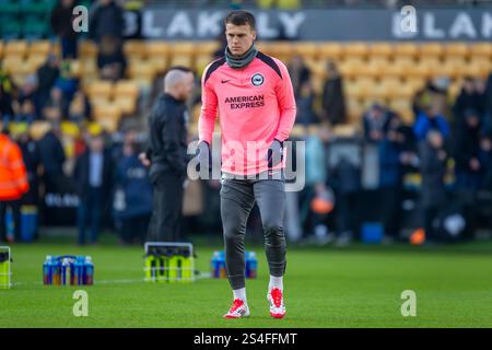 Carrow Road, Norwich am Samstag, den 11. Januar 2025. Solly March von Brighton & Hove Albion wärmt sich vor dem Spiel der dritten Runde des Emirates FA Cup zwischen Norwich City und Brighton und Hove Albion auf (Foto: David Watts | MI News) Credit: MI News & Sport /Alamy Live News Credit: MI News & Sport /Alamy Live News Stockfoto