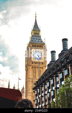 Ein Panoramablick auf die Westminster Bridge, Big Ben und den Palast von Westminster, mit der Themse im Vordergrund Stockfoto