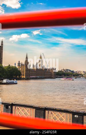 Ein Panoramablick auf die Westminster Bridge, Big Ben und den Palast von Westminster, mit der Themse im Vordergrund Stockfoto