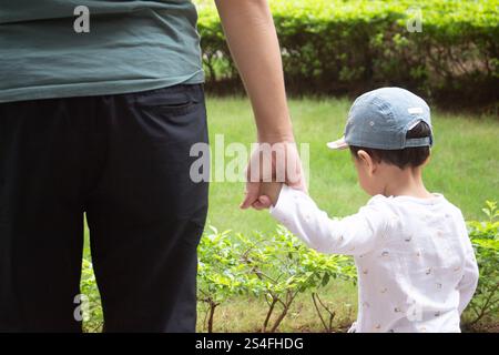 Vater und Sohn spielen zusammen im Park Stockfoto