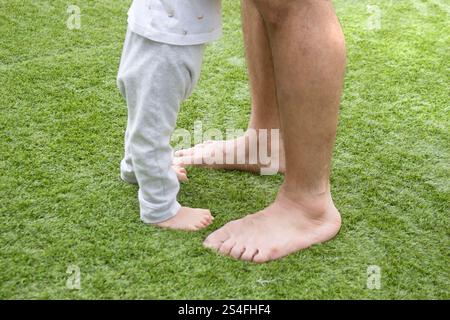 Vater und Sohn spielen zusammen im Park Stockfoto