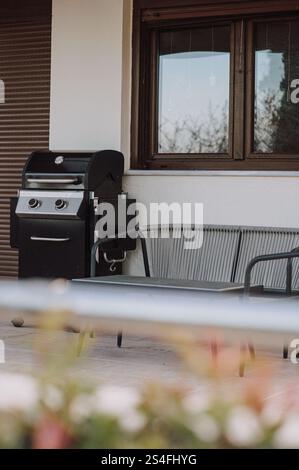 Grillstation im Freien für gemütliche rustikale Frischluftküche Stockfoto