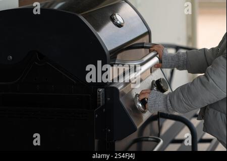 Grillstation im Freien für gemütliche rustikale Frischluftküche Stockfoto