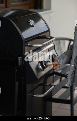 Grillstation im Freien für gemütliche rustikale Frischluftküche Stockfoto