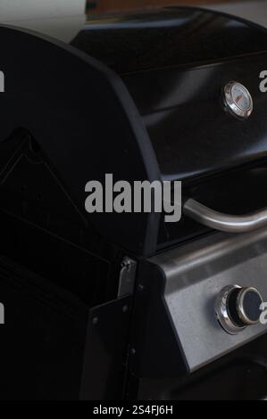 Grillstation im Freien für gemütliche rustikale Frischluftküche Stockfoto