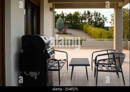 Grillstation im Freien für gemütliche rustikale Frischluftküche Stockfoto