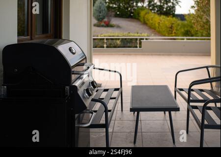 Grillstation im Freien für gemütliche rustikale Frischluftküche Stockfoto