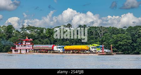 Transport eines Schleppers auf dem Napo River mit großen Lastkraftwagen und Öltankern für die Ölindustrie, den Amazonas-Regenwald, Ecuador, Südamerika Stockfoto