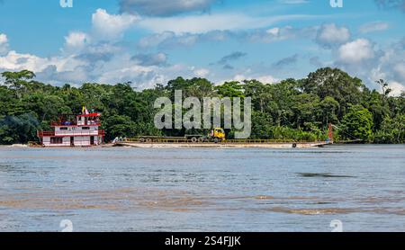 Transportboot auf dem Napo River schiebt Lastkahn mit Lastwagen, Amazonas Regenwald, Ecuador, Südamerika Stockfoto