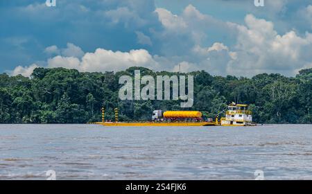 Transportboot auf dem Napo River mit Öltanker, für die Ölindustrie Amazonas Regenwald, Ecuador, Südamerika Stockfoto