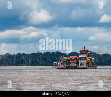 Transport eines Schleppers auf dem Napo River mit großen Lastkraftwagen und Öltankern für die Ölindustrie, den Amazonas-Regenwald, Ecuador, Südamerika Stockfoto