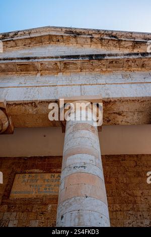 Nahaufnahme der detaillierten Säule der St. Georgs Kirche in Korfu, Griechenland Stockfoto