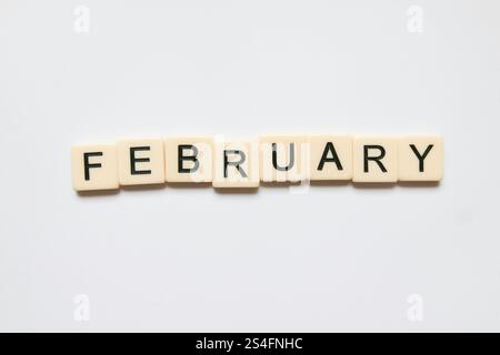 Februar geschrieben mit Scrabble-Kacheln Stockfoto