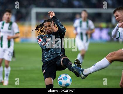 Mönchengladbach, Borussia-Park, 11.01.2025: Michael Olise (FC Bayern München) verteidigt während des bundesliga-Spiels zwischen Borussia Mönchengladbach und dem FC Bayern München Stockfoto