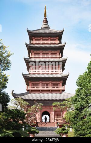 (Selektiver Fokus) atemberaubender Blick auf einen Touristenspaziergang unter der Bai Dinh Pagode in Ninh Binh, Vietnam. Die Bai Dinh Pagode ist eine der größten Pagode Stockfoto