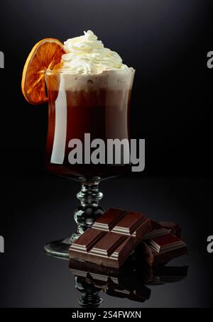 Schokoladencocktail mit Schlagsahne, garniert mit einer getrockneten Orangenscheibe. Stockfoto