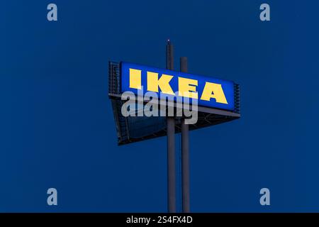 IKEA-Leuchtreklame bei Dämmerung 11.01.25, Wallau: Symbolfoto, Illustrationsbild, Symbolbild, Illustrationsfoto, Alltagsszene IKEA-Leuchtreklame bei Dämmerung eine IKEA-Leuchtreklame auf einem hohen Mast vor einem tiefblauen Abendhimmel. Die kräftige Beleuchtung des Logos kontrastiert mit der Dunkelheit und erzeugt eine klare, moderne Atmosphäre. Wallau Hessen Deutschland *** IKEA Neonschild bei Dämmerung 11 01 25, Wallau Symbolfoto, Illustrationsfoto, Symbolfoto, Illustrationsfoto, Alltagsszene IKEA Neonschild bei Dämmerung ein IKEA Neonschild auf einem hohen Pol vor einem tiefblauen Abendhimmel, dem Gastrott Stockfoto