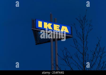 IKEA-Leuchtreklame bei Dämmerung 11.01.25, Wallau: Symbolfoto, Illustrationsbild, Symbolbild, Illustrationsfoto, Alltagsszene IKEA-Leuchtreklame bei Dämmerung eine IKEA-Leuchtreklame auf einem hohen Mast vor einem tiefblauen Abendhimmel. Die kräftige Beleuchtung des Logos kontrastiert mit der Dunkelheit und erzeugt eine klare, moderne Atmosphäre. Wallau Hessen Deutschland *** IKEA Neonschild bei Dämmerung 11 01 25, Wallau Symbolfoto, Illustrationsfoto, Symbolfoto, Illustrationsfoto, Alltagsszene IKEA Neonschild bei Dämmerung ein IKEA Neonschild auf einem hohen Pol vor einem tiefblauen Abendhimmel, dem Gastrott Stockfoto