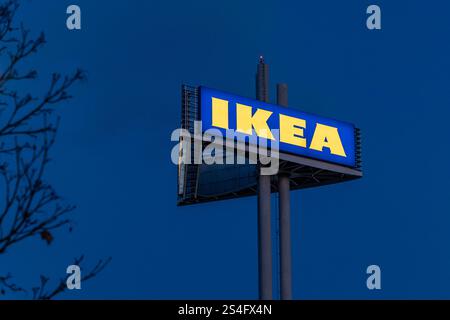 IKEA-Leuchtreklame bei Dämmerung 11.01.25, Wallau: Symbolfoto, Illustrationsbild, Symbolbild, Illustrationsfoto, Alltagsszene IKEA-Leuchtreklame bei Dämmerung eine IKEA-Leuchtreklame auf einem hohen Mast vor einem tiefblauen Abendhimmel. Die kräftige Beleuchtung des Logos kontrastiert mit der Dunkelheit und erzeugt eine klare, moderne Atmosphäre. Wallau Hessen Deutschland *** IKEA Neonschild bei Dämmerung 11 01 25, Wallau Symbolfoto, Illustrationsfoto, Symbolfoto, Illustrationsfoto, Alltagsszene IKEA Neonschild bei Dämmerung ein IKEA Neonschild auf einem hohen Pol vor einem tiefblauen Abendhimmel, dem Gastrott Stockfoto