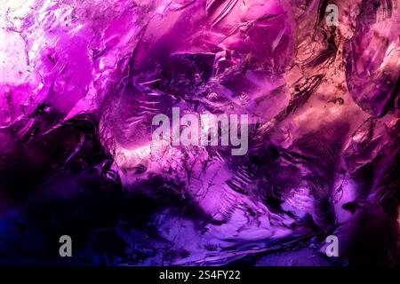 Ametrinkristalle. Exemplar aus Namibia. Mikrofotografie extreme Nahaufnahme. Mikroskop-Mineralkristallfotografie für wissenschaftliche Zwecke Stockfoto