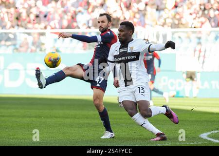 Genua, Italien. Januar 2025. Genua Mailand Badelj kämpft mit Parmas Ange-Yoan Bonny während des Fußballspiels der Serie A zwischen Genua und Parma im Luigi Ferraris Stadion in Genua, Italien - Samstag, den 12. Januar 2025. Sport - Fußball . (Foto: Tano Pecoraro/Lapresse) Credit: LaPresse/Alamy Live News Stockfoto