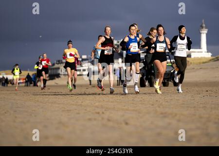 EGMOND AAN ZEE - die führende Gruppe am Strand während des NN Egmond Half Marathon. Die Route dieses Laufklassikers verläuft entlang der nordholländischen Küste und durch das North Holland Dune Reserve. ANP-SCHLEIFMASCHINE KONING Stockfoto